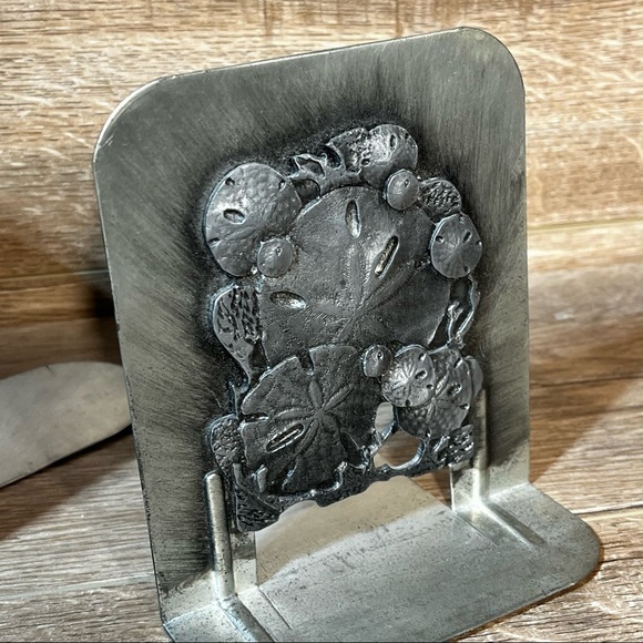 Metzke Pewter Nautical Sand Dollar Beach Design Bookends Maker Mark Vintage 1980 - Picture 4 of 16